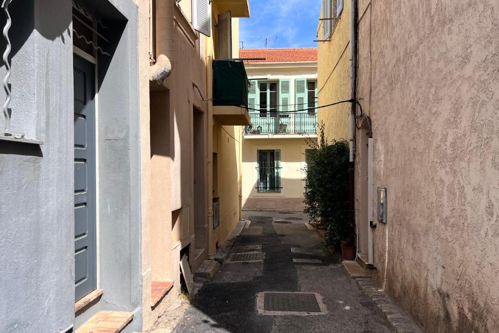 Studio avec mezzanine dans le coeur du vieil Antibes wifi climatisation - 3