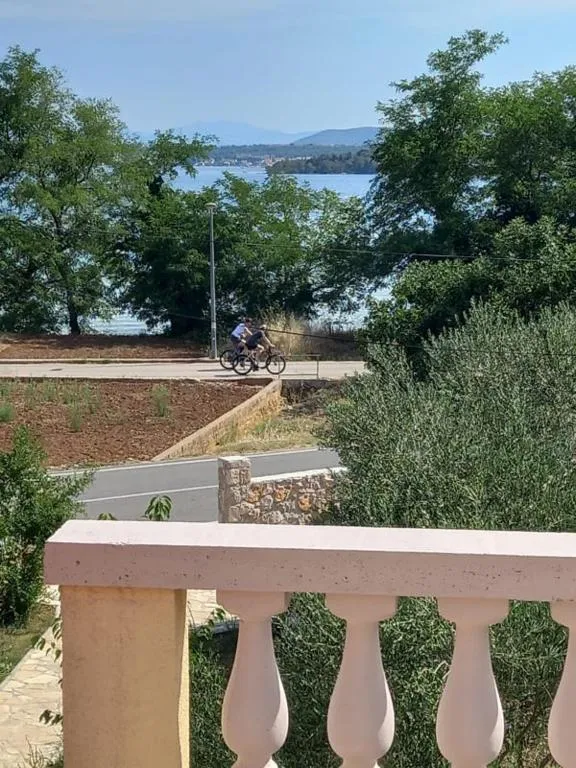 Apartman Kolona, hotel in Tkon