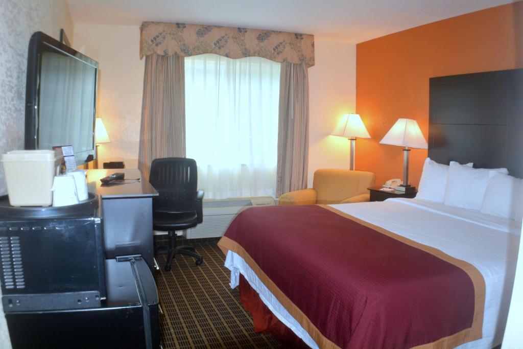Baymont by Wyndham Muskegon photo
