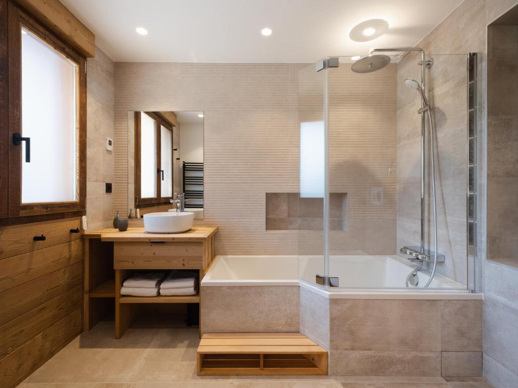 Chalet 4★, 12 pers, 5 chambres, terrasses ensoleillées, navette à proximité - FR-1-304-270 - 2