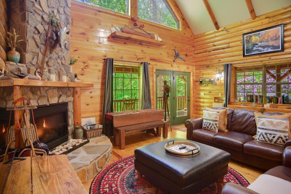 Tree Top Lodge - Gorgeous Lake Cabin with Hot Tub & Magnificent Views of Forests and Mountains! cabin, Butler