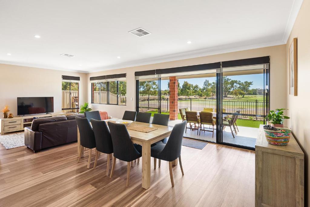 The Links - fairway views, walk to town, air-con, Dunsborough