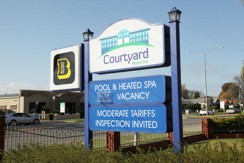 Courtyard Motor Inn photo