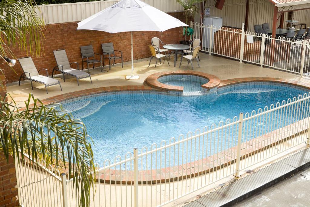 Courtyard Motor Inn photo