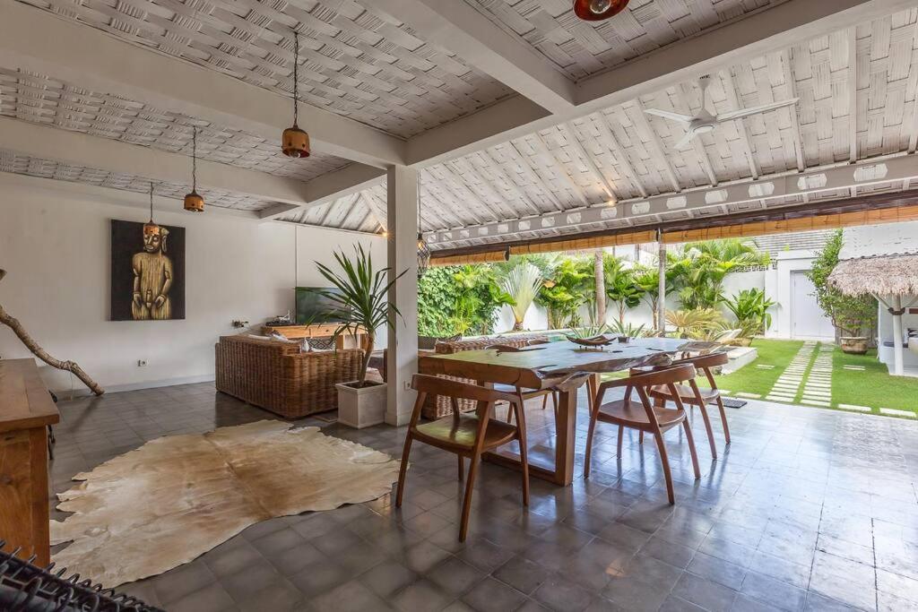 Villa Madura DREAM 3bdrs Central Seminyak photo