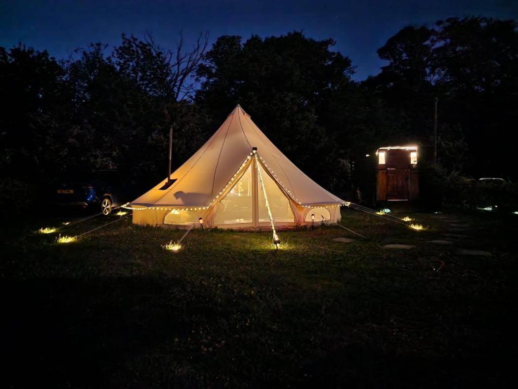 Quex Livery Glamping, Birchington