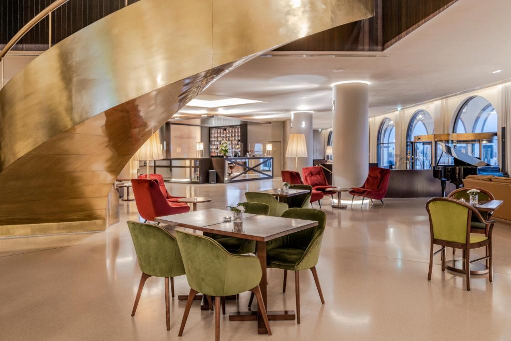 ห้องส่วนกลางสำหรับนั่งเล่น/ดูทีวี