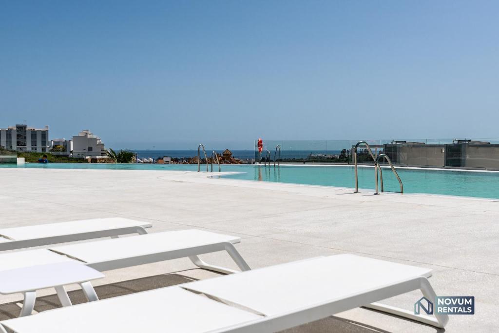 Newly Built 3-BDRM Luxury Apt w/ Stunning Sea Views - 4