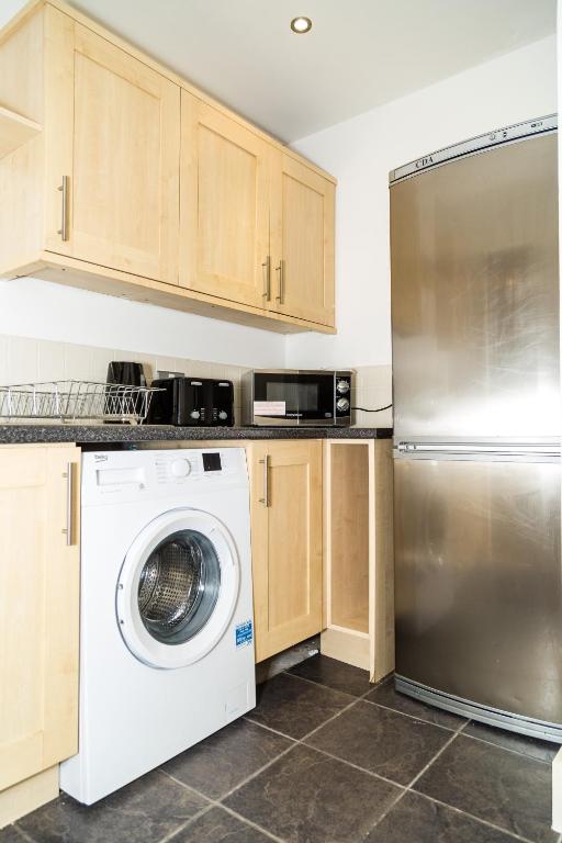 Serviced Apartment In Liverpool City Centre - Free Parking - Balcony - by Happy Days photo