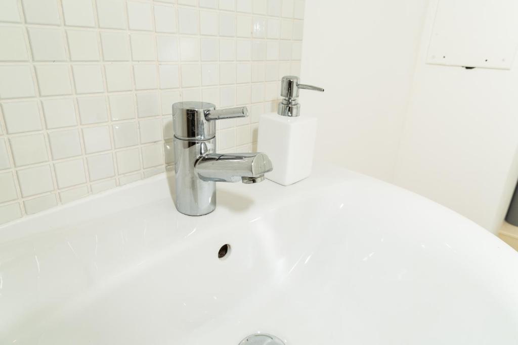 Serviced Apartment In Liverpool City Centre - Free Parking - Balcony - by Happy Days photo