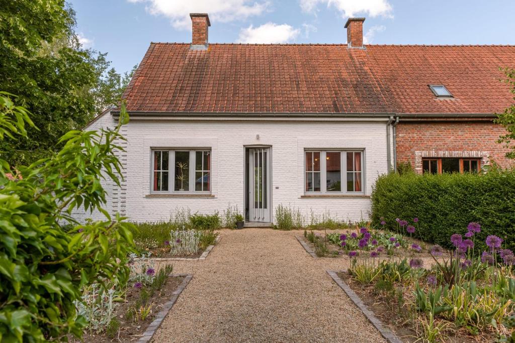 Peaceful house with lovely garden in the countryside of Wingene
