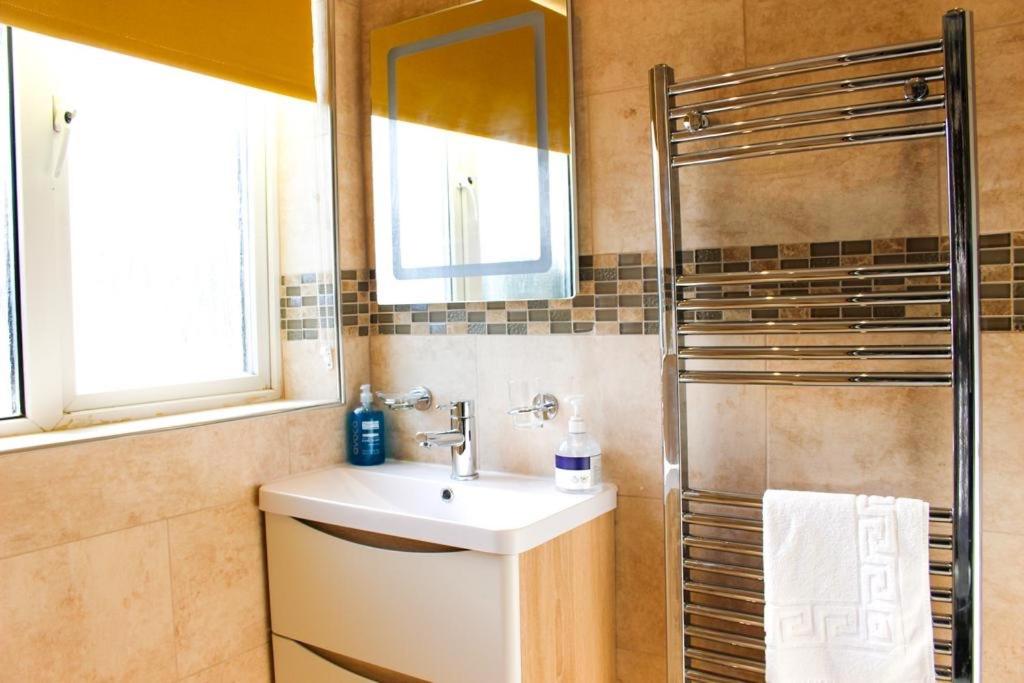 Hevs Heavenly apartment with steam shower and free parking — Hotel in Reading