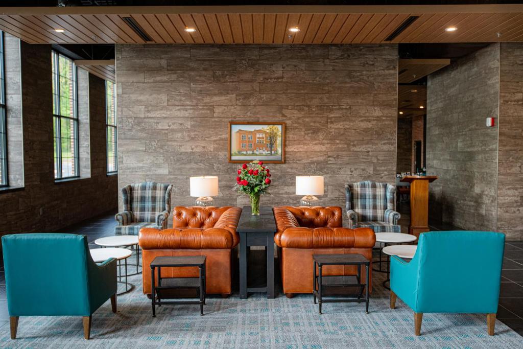 The Schoolhouse Hotel — Hotel in White Sulphur Springs