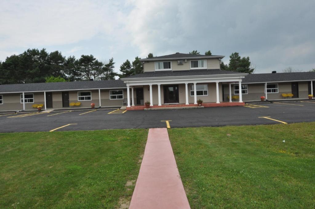 Colonial House Motor Inn photo