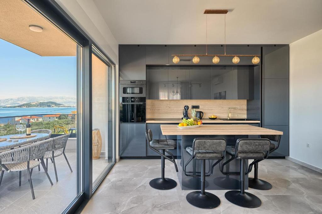 Doris' Place - sea view flat close to beach, Slatine