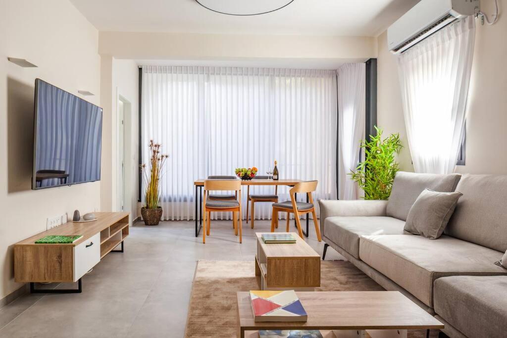✦Newly Renovated, Spacious 2BR✦ #BUGRASHOV_LIFE✦, Tel Aviv