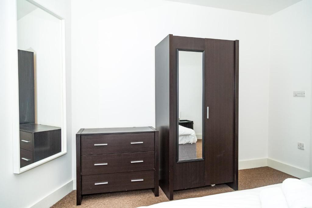 Serviced Apartment In Liverpool City Centre - Free Parking - Balcony - by Happy Days photo