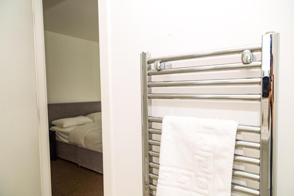 Serviced Apartment In Liverpool City Centre - Free Parking - Balcony - by Happy Days photo