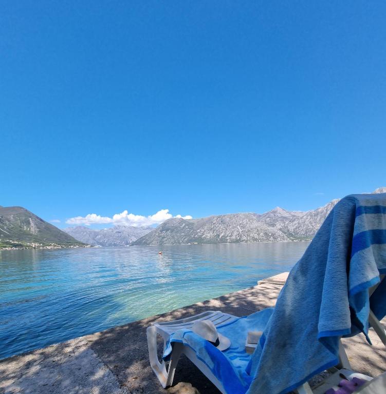 Apartment Jovan2,on the beach with free Wi-Fi, Kotor