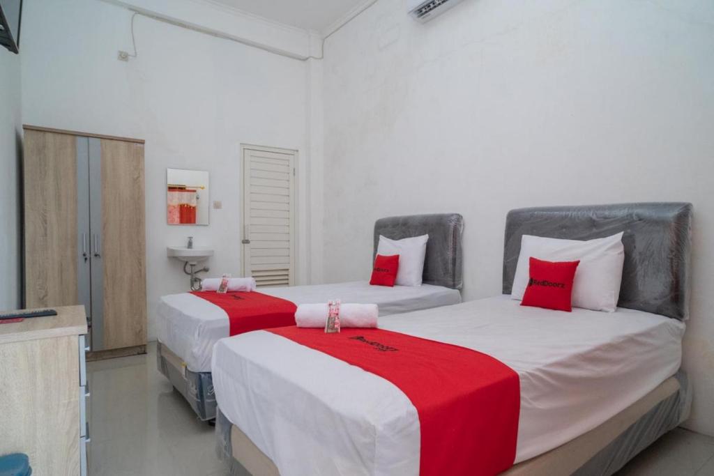 RedDoorz near RS Mitra Keluarga Waru