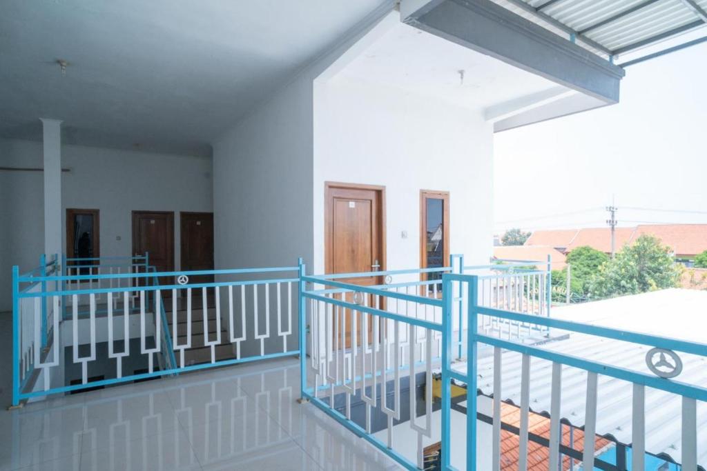 RedDoorz near RS Mitra Keluarga Waru