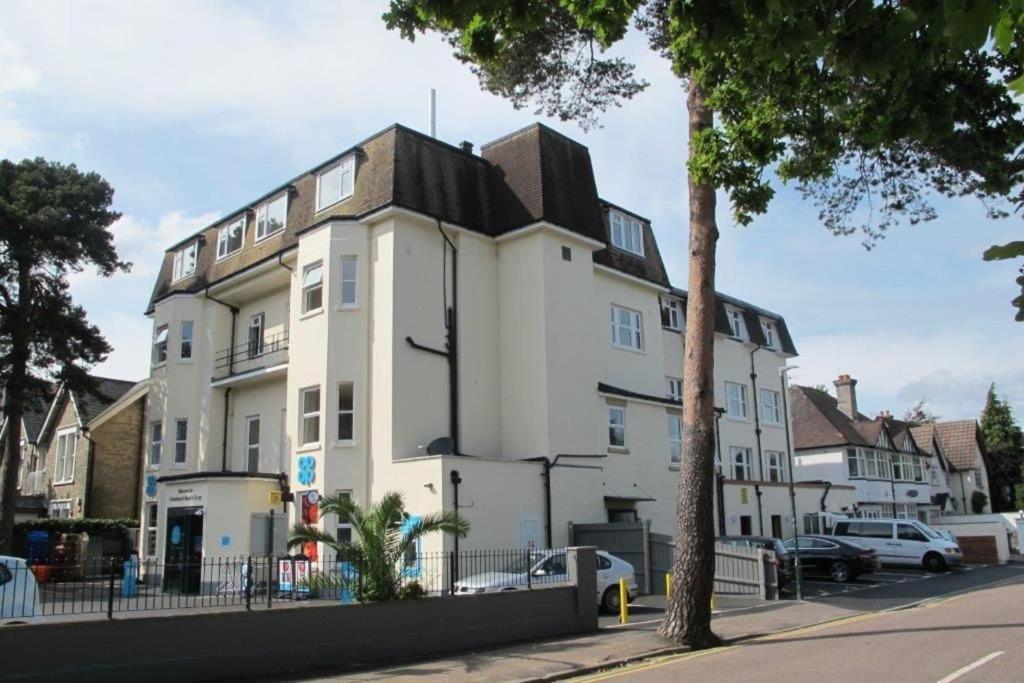 2-Bed Coastal Apartment - Sleeps 4 & Views, Bournemouth