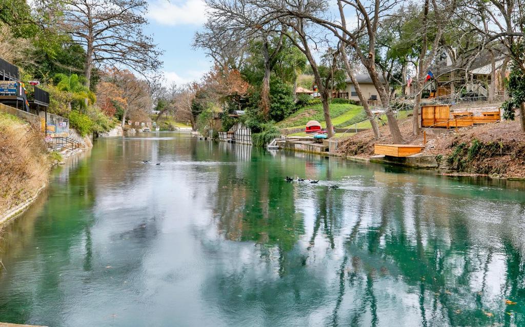 Riverfront Condo Next to Schlitterbahn Water Park! in in New Braunfels