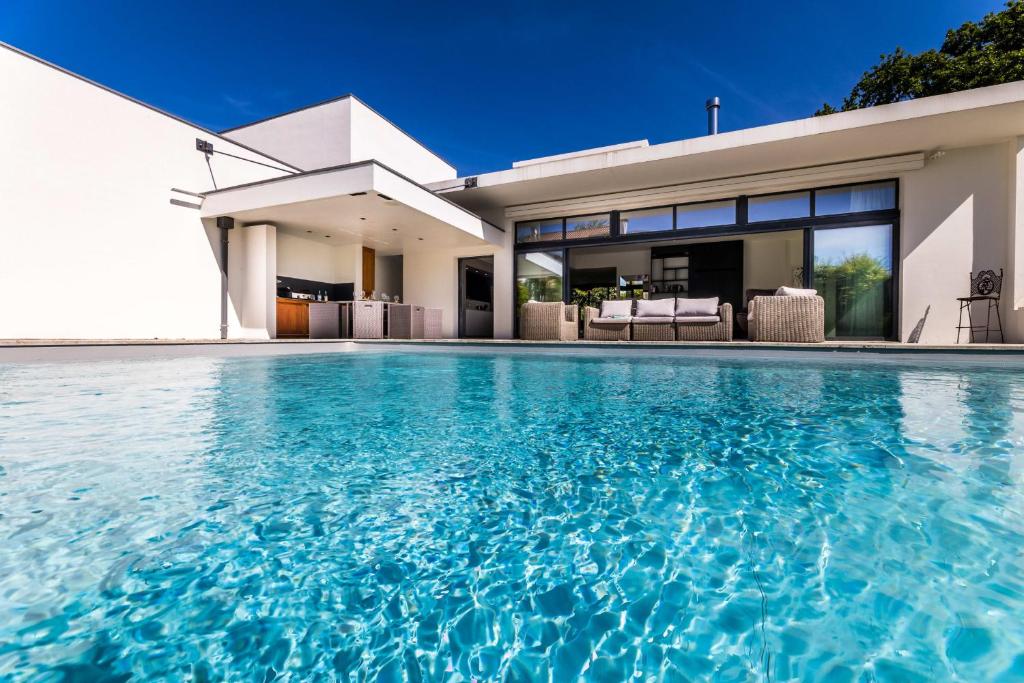 MARBLE KEYWEEK Villa avec piscine chauffée et jardin , Villa Biarritz
