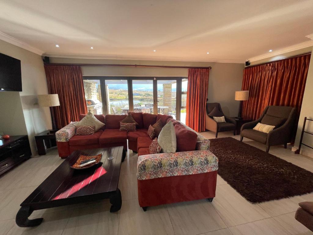 Cathkin Estate Luxury 3 bedroom villa with jacuzzi and pool - 2 nights min — Hotel in Cathkin Park