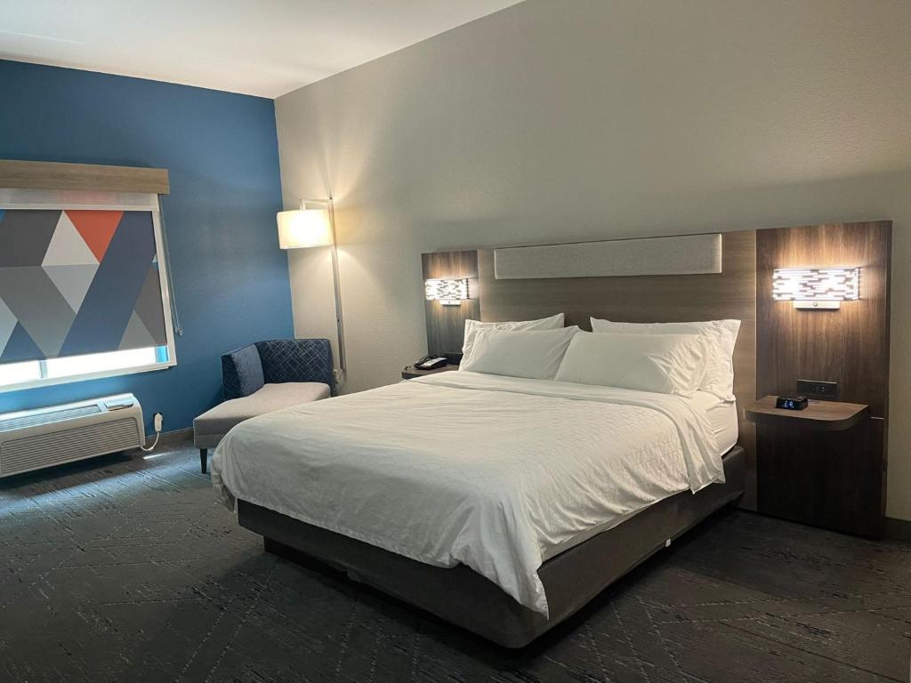 Holiday Inn Express & Suites Ripley photo