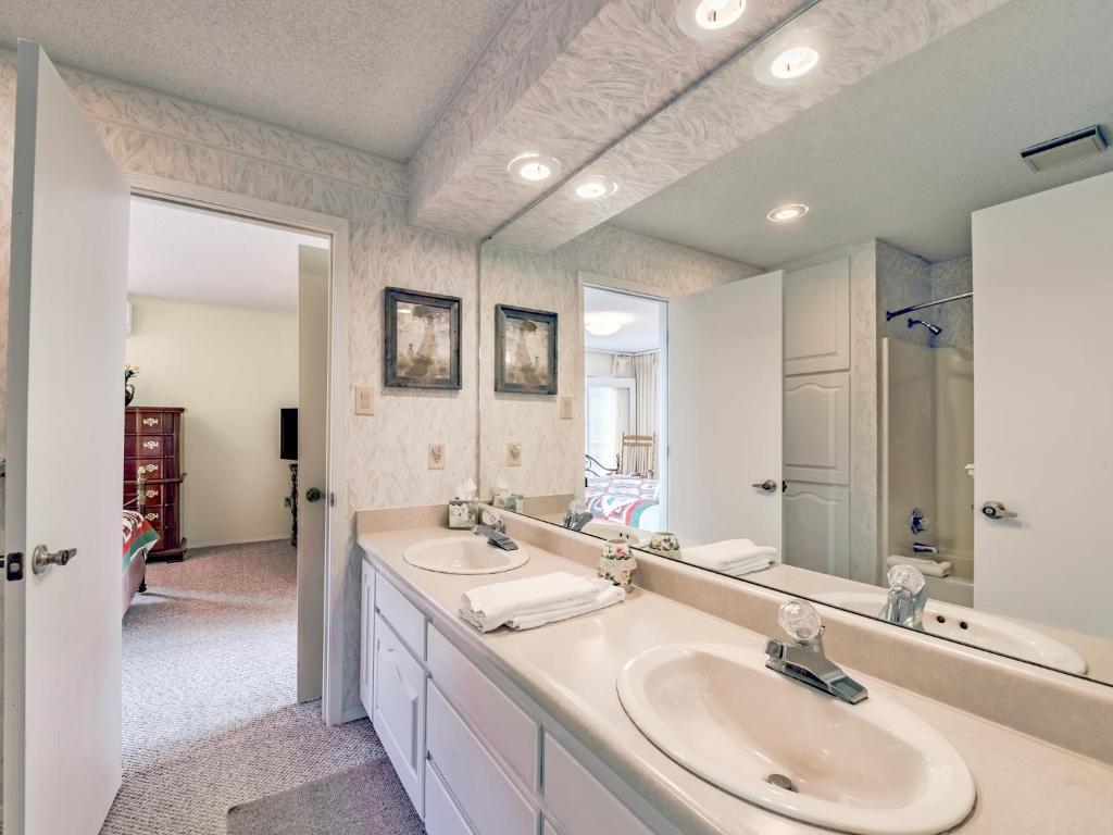 High Mesa Escape, 3 Bedrooms, Fireplace, Sleeps 8 photo