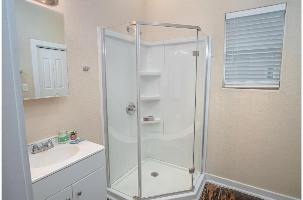 Fabulous Newly Renovated 2Br1Ba Near Downtown photo