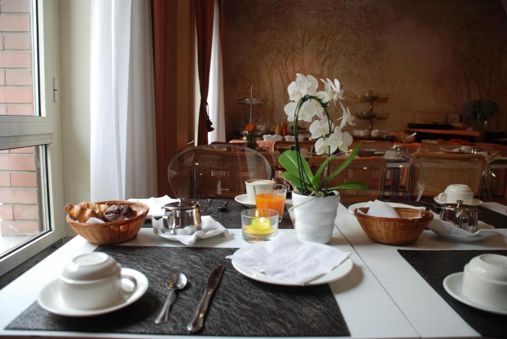 โรงแรมเมนนีนี (Hotel Mennini)