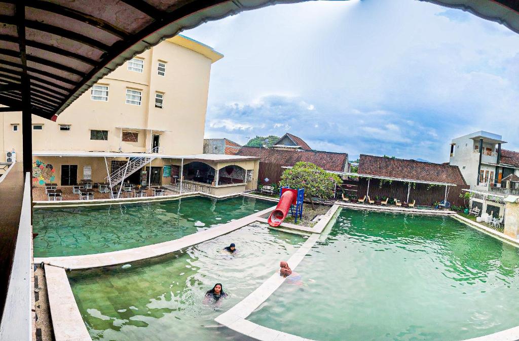Swimming pool