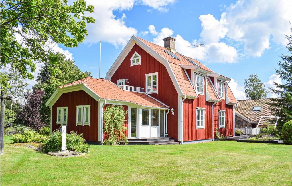 Beautiful Home In Rrvik With 4 Bedrooms, Sauna And Wifi