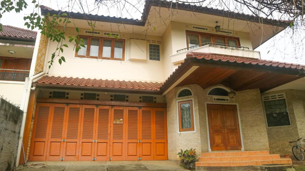 Dago Asri House (3 Bedrooms, 6 Pax, 500m2) photo