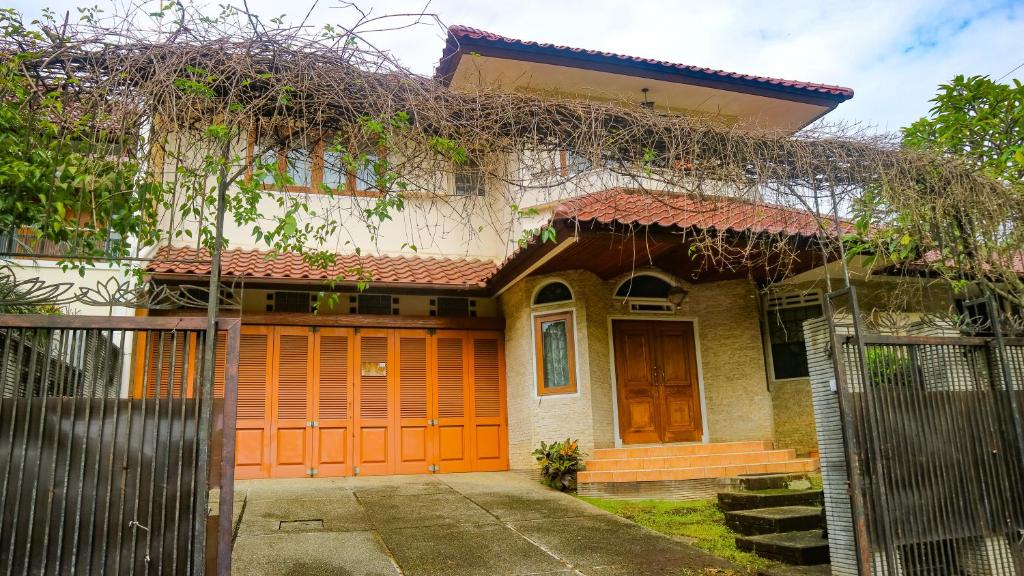 Dago Asri House (3 Bedrooms, 6 Pax, 500m2) photo
