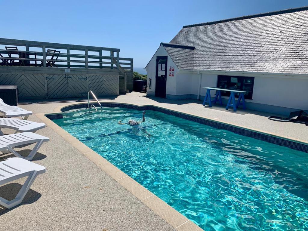 2 Bedroom Cottage Sleeps 4 with Pool Use, Sennen photo 4
