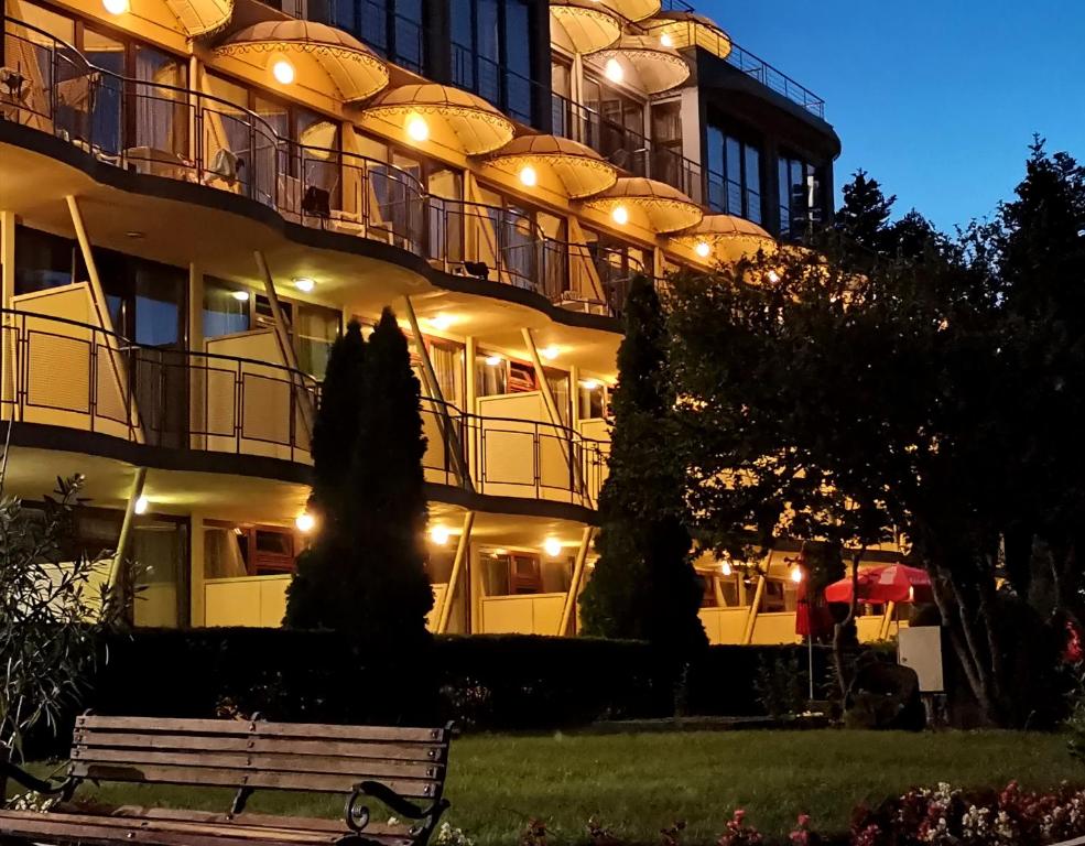 Hotel Koral — Hotel building in Varna, Varna Region
