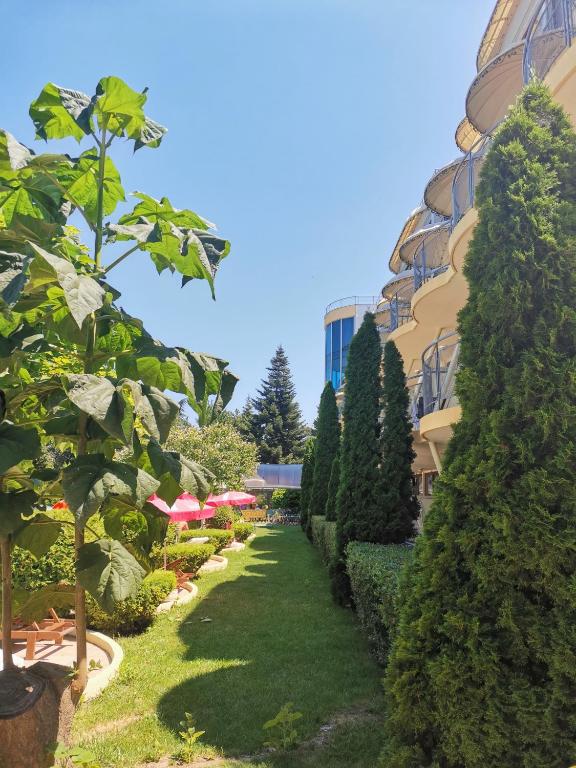 Hotel Koral — Hotel building in Varna, Varna Region
