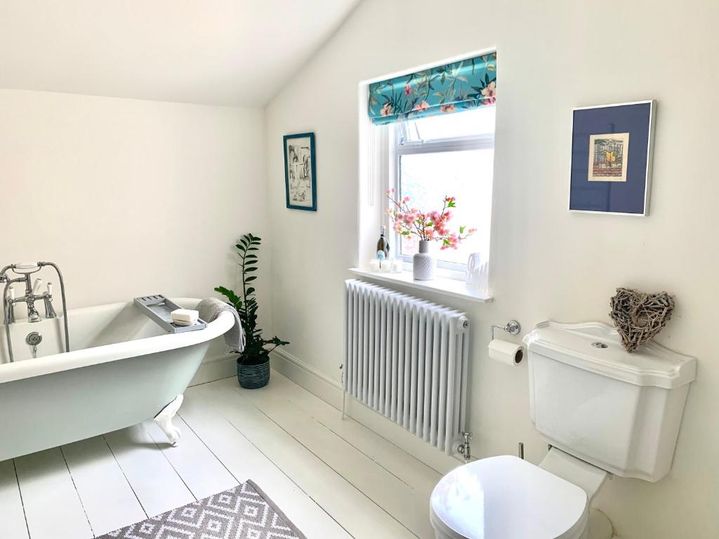 3-Bed House in the Heart of Cheltenham photo 2