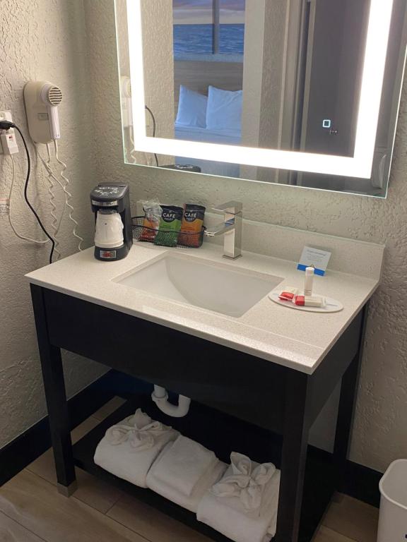 Days Inn by Wyndham Fort Pierce Midtown photo