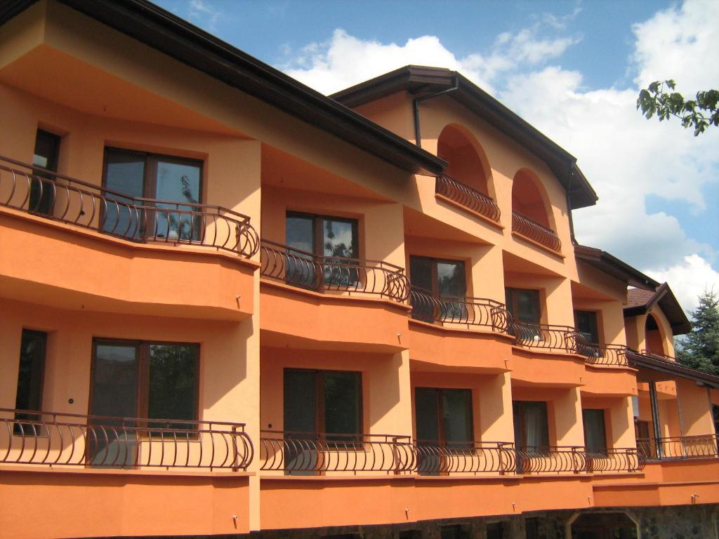 Family Hotel Emaly Green — Hotel in Sapareva Banya