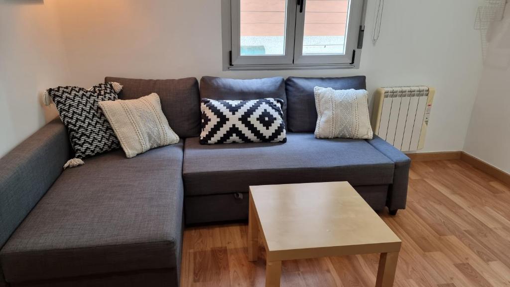 2 Bed Flat - Sleeps 6 - Pets - Pool - Parking - 1