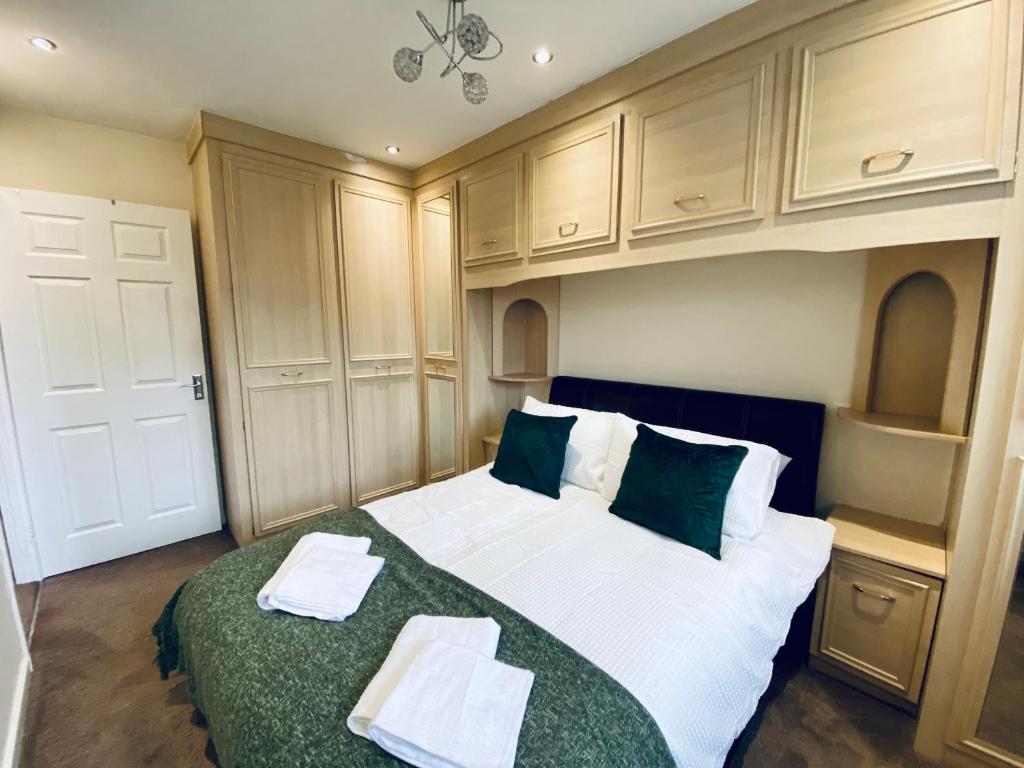 Comfortable Manchester House with Conservatory & Parking photo