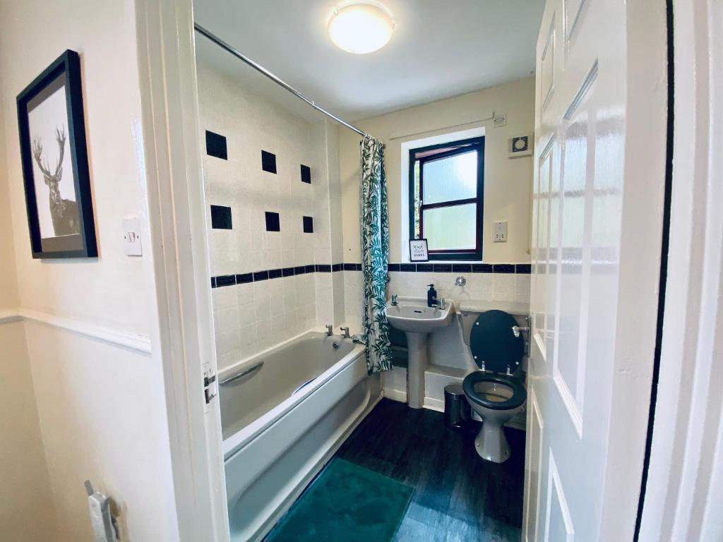 Comfortable Manchester House with Conservatory & Parking photo