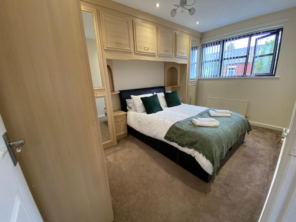 Comfortable Manchester House with Conservatory &amp; Parking — Hotel in Manchester