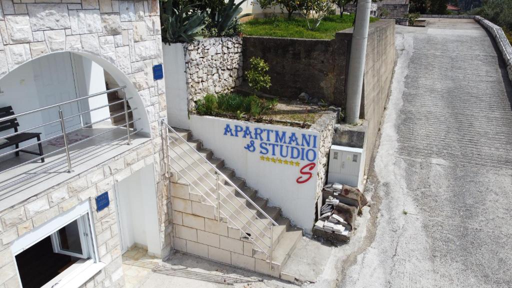Apartman&Studio S, Ploče