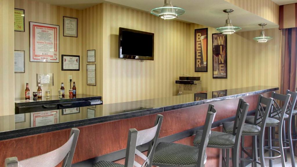 Cobblestone Hotel Wayne Photo 22