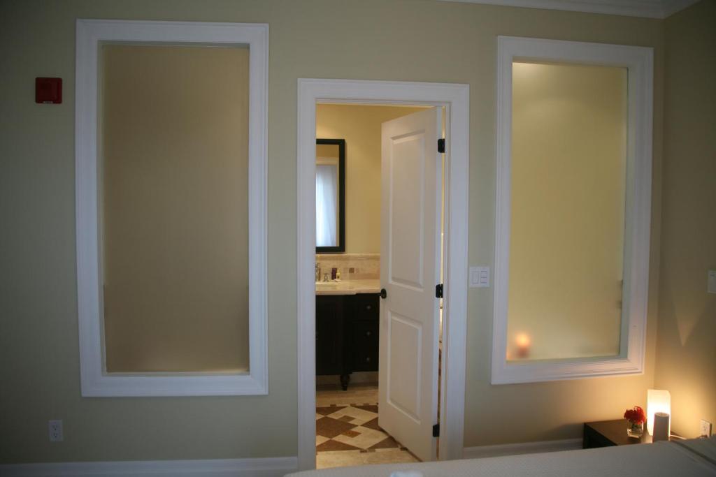 One-Bedroom Queen Suite